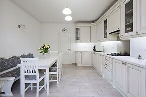 Apartment by Luxe Group DI723