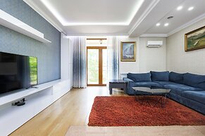Apartment by Luxe Group DI777