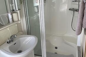 2 Bedroom Caravan - Sleeps 6 - Parking, Seaside