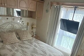 2 Bedroom Caravan - Sleeps 6 - Parking, Seaside
