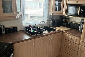 2 Bedroom Caravan - Sleeps 6 - Parking, Seaside