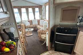 2 Bedroom Caravan - Sleeps 6 - Parking, Seaside