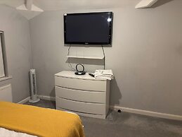 4 Bed House-sleeps 7-free Parking