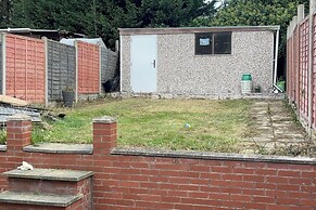 4 Bed House-sleeps 7-free Parking