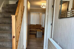 4 Bed House-sleeps 7-free Parking