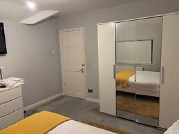 4 Bed House-sleeps 7-free Parking