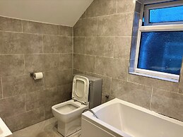 4 Bed House-sleeps 7-free Parking