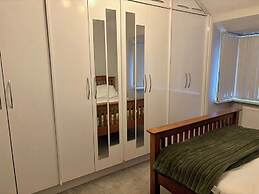 4 Bed House-sleeps 7-free Parking