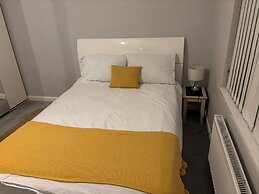 4 Bed House-sleeps 7-free Parking