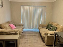 4 Bed House-sleeps 7-free Parking
