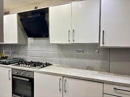 4 Bed House-sleeps 7-free Parking