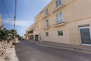 Property With Pool Access - Xaghra Near Marsalforn