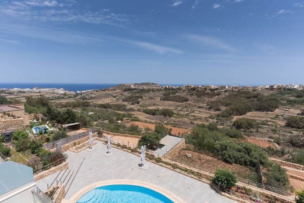 Property With Pool Access - Xaghra Near Marsalforn