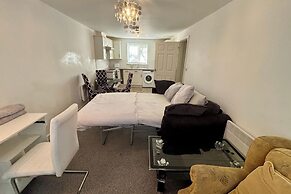 2 Bed Wolverhampton Apartment-sleeps 5
