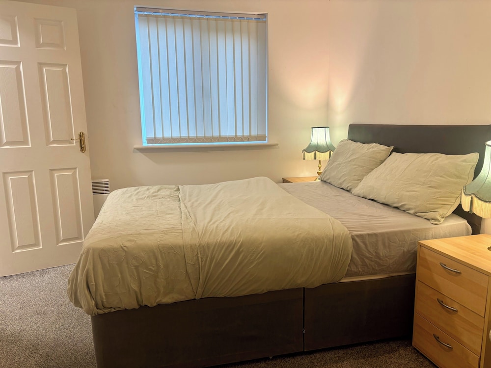 2 Bed Wolverhampton Apartment-sleeps 5