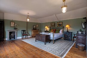 Stunning 4BD Home in Worcestershire