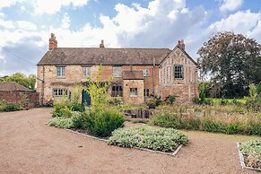 Stunning 4BD Home in Worcestershire