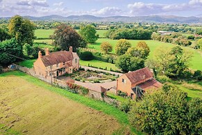Stunning 4BD Home in Worcestershire