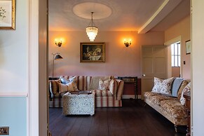 Stunning 4BD Home in Worcestershire