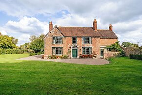 Stunning 4BD Home in Worcestershire