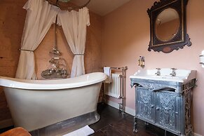 Stunning 4BD Home in Worcestershire