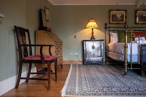 Stunning 4BD Home in Worcestershire