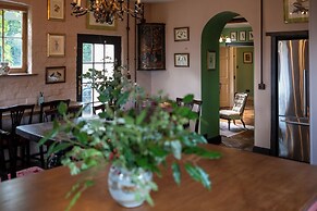 Stunning 4BD Home in Worcestershire
