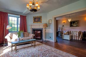 Stunning 4BD Home in Worcestershire