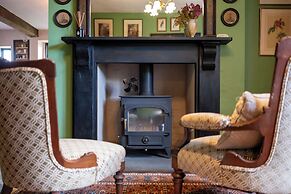 Stunning 4BD Home in Worcestershire