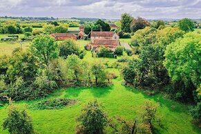 Stunning 4BD Home in Worcestershire