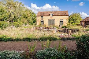 Stunning 4BD Home in Worcestershire