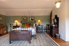Stunning 4BD Home in Worcestershire