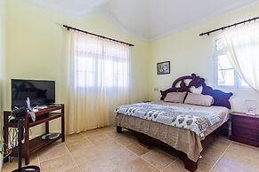 Ocean Front, Direct Access to the Beach!