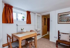 Basement Studio in Summertown With Kitchenette