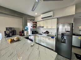 2BR Penthouse with Rooftop Pool