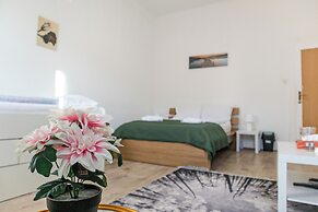 Comfortable 3BR Apt Danube Millennium