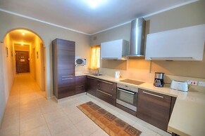 Spacious Apartment With Pool in Misrah Simar Qala