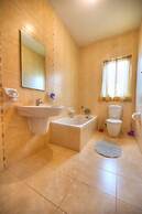 Spacious Apartment With Pool in Misrah Simar Qala
