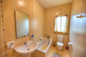 Spacious Apartment With Pool in Misrah Simar Qala