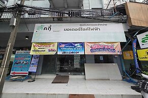 Sukhum Huai Khwang Guest House