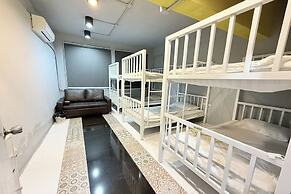 Sukhum Huai Khwang Guest House