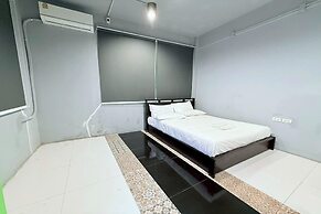 Sukhum Huai Khwang Guest House