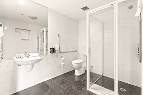 Sleek 1-bed by Jubilee Park With Pool