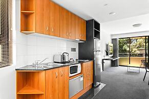Sleek 1-bed by Jubilee Park With Pool