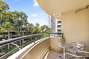 Sleek 1-bed by Jubilee Park With Pool