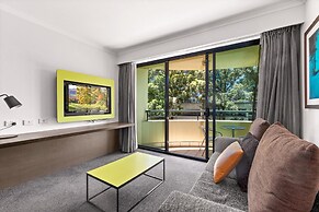 Sleek 1-bed by Jubilee Park With Pool