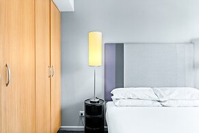 Sleek 1-bed by Jubilee Park With Pool