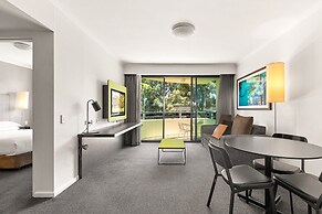 Sleek 1-bed by Jubilee Park With Pool