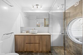 Stylish 4-bed Townhouse With Panoramic Ocean Views