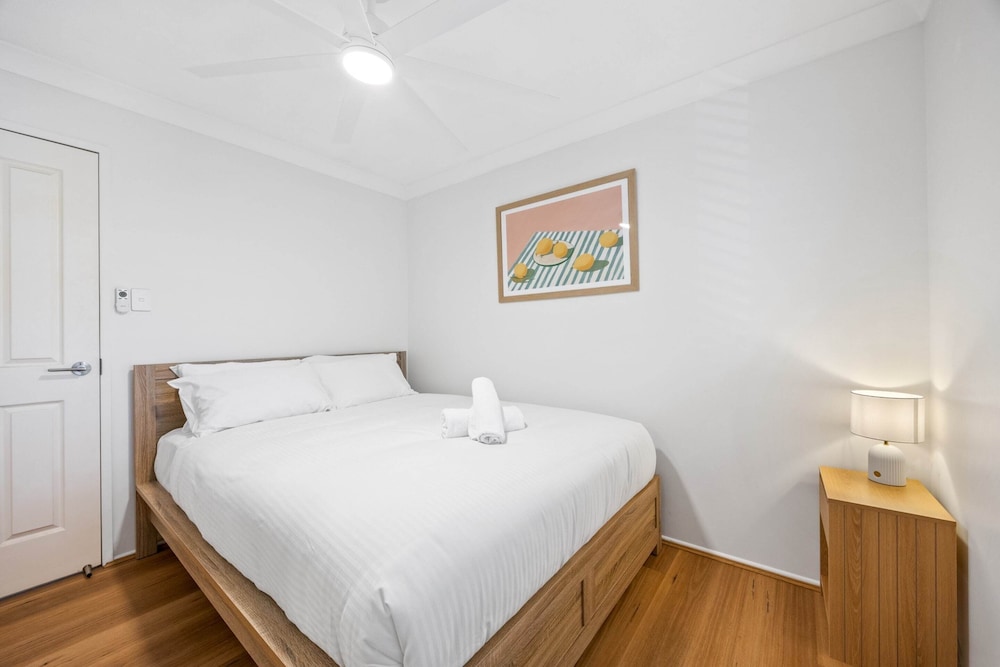 Stylish 4-bed Townhouse With Panoramic Ocean Views